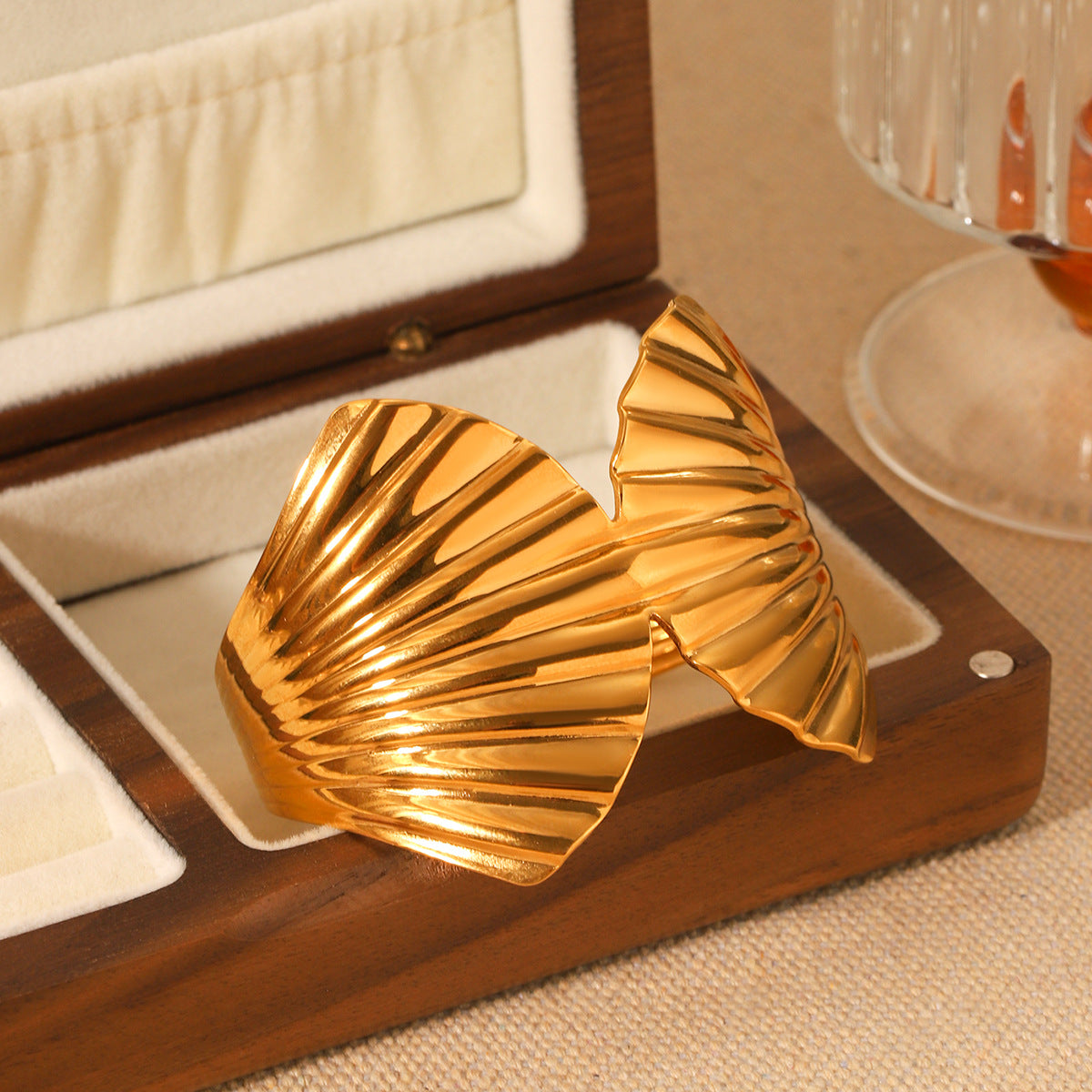 Bracciale da donna a polsino conchiglia in acciaio inossidabile placcato oro 18K in stile Ins con superficie larga, tema oceano