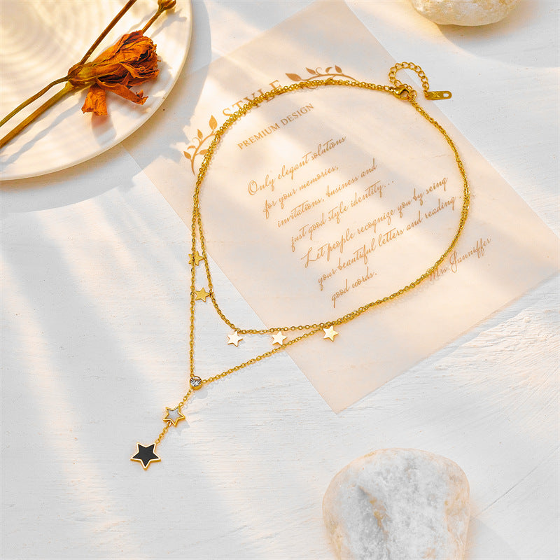 Collana con Pendente a Stella a Cinque Punte Geometrica Minimalista Nera e Bianca con Accenti di Strass su Catena a Maglie di Serpente in Acciaio al Titanio da Donna