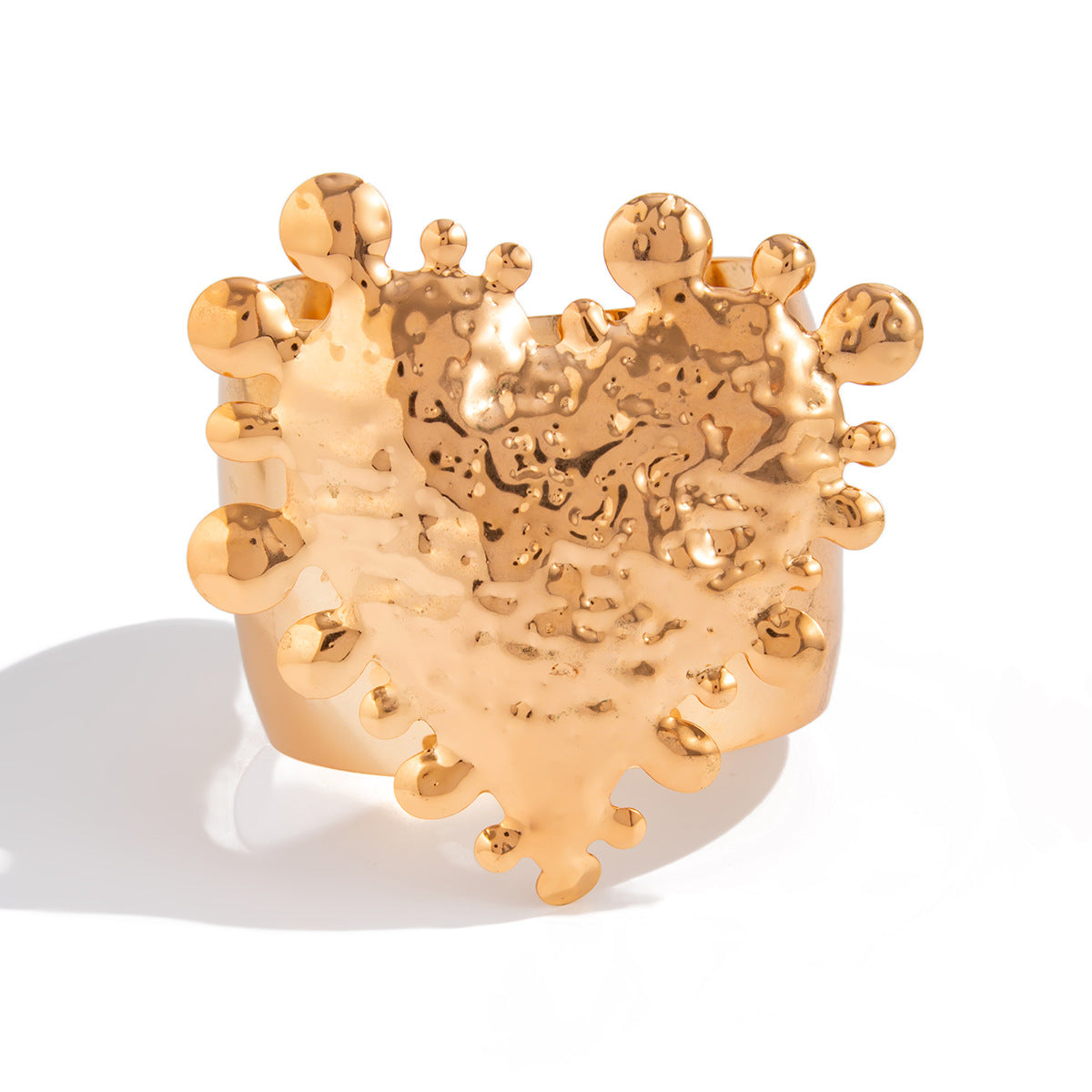 Bracciale da donna in metallo a forma di cuore con texture martellata oversize e polsino aperto