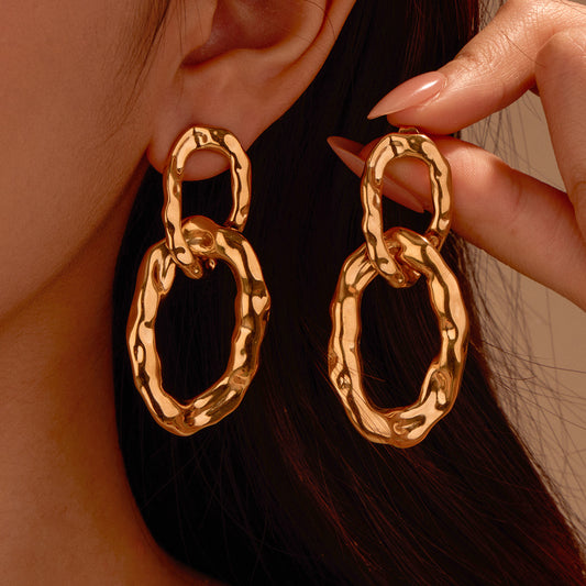Pendientes de doble aro entrelazados de acero inoxidable, estilo vintage y minimalista, con textura irregular asimétrica para mujer
