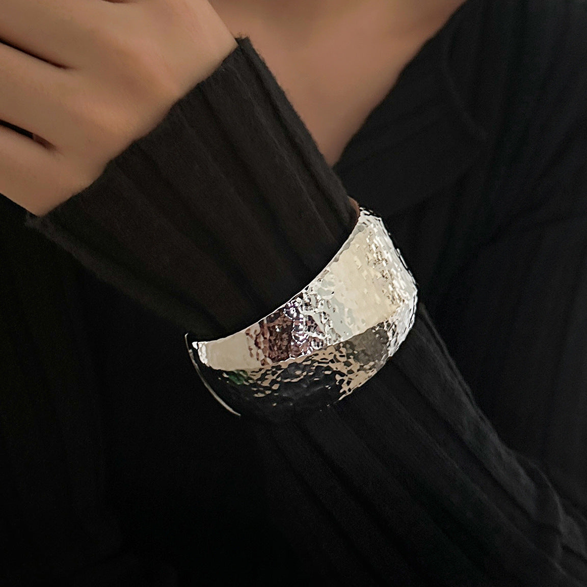 Braccialetto da donna in lega lucida a onda larga con trama in stile geometrico Ins