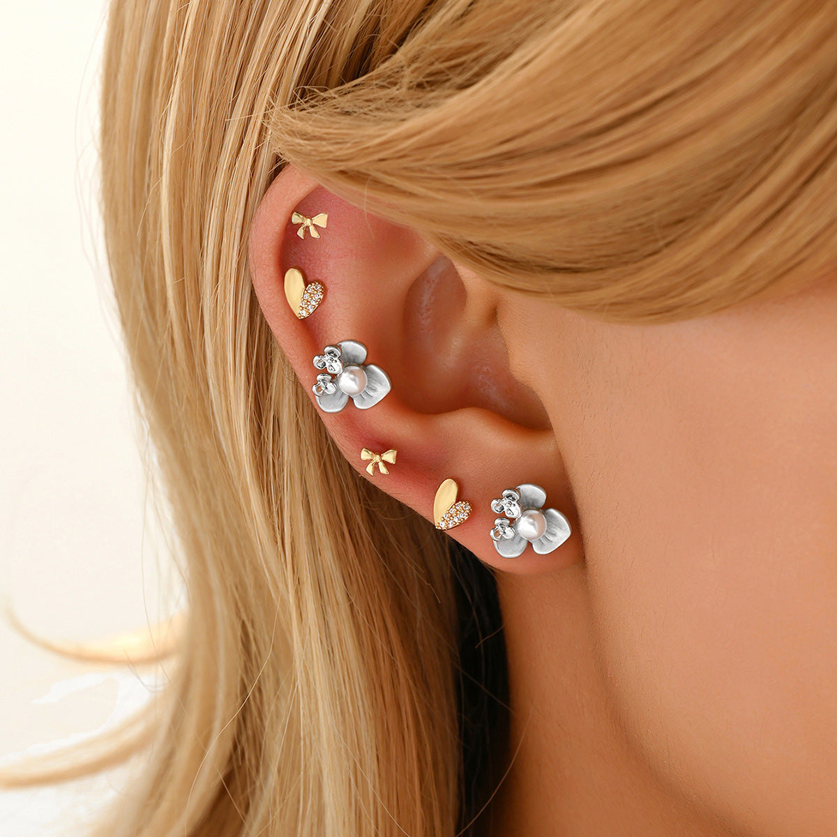 Pendientes de Cobre en Forma de Lazo Dulce y Minimalista con Incrustaciones de Zirconia y Postes de Acero Inoxidable para Mujer