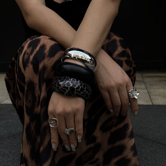 Bracciale geometrico ovale in resina placcata con stampa leopardata
