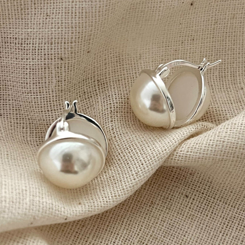 Orecchini a perno minimalisti in argento con dettagli in perle per donne, design a forma di lettera, argento sterling 925 galvanizzato