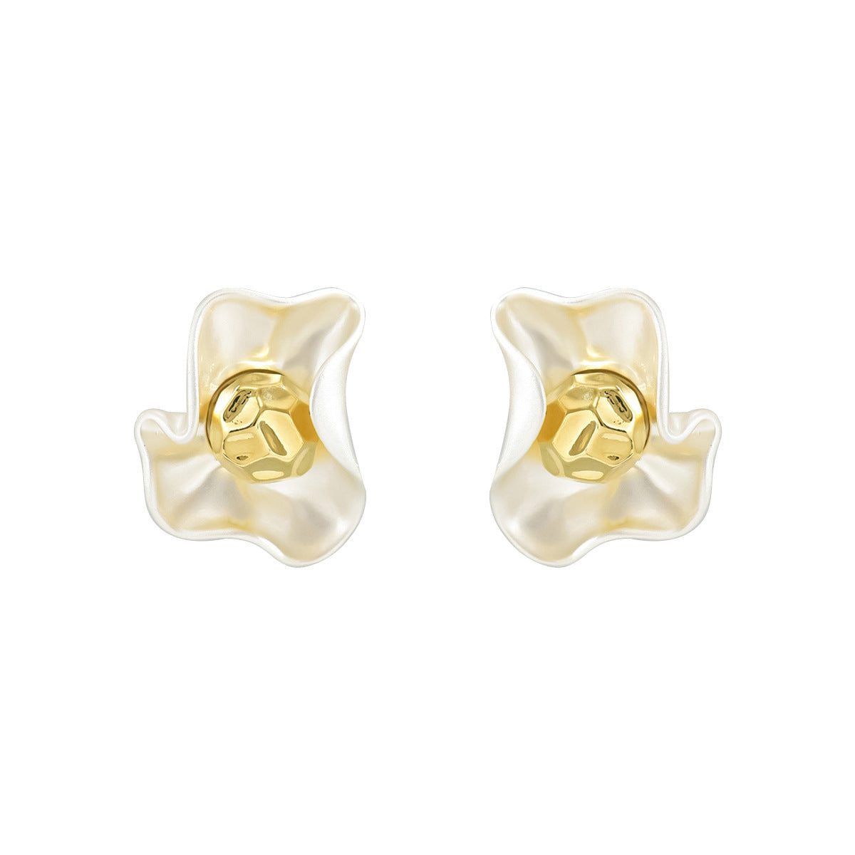 Aretes florales minimalistas para mujer con base de cobre y acabado galvanizado, delicada textura de pétalos y dulce estética natural
