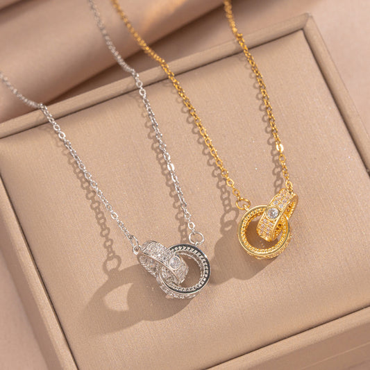 Collana con ciondolo geometrico a doppio anello minimalista da donna in acciaio al titanio con ciondolo in rame placcato oro