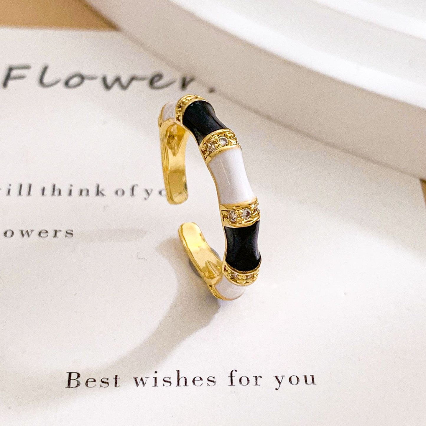 Anello da donna regolabile Sweet Luxury placcato oro con smalto design bambù