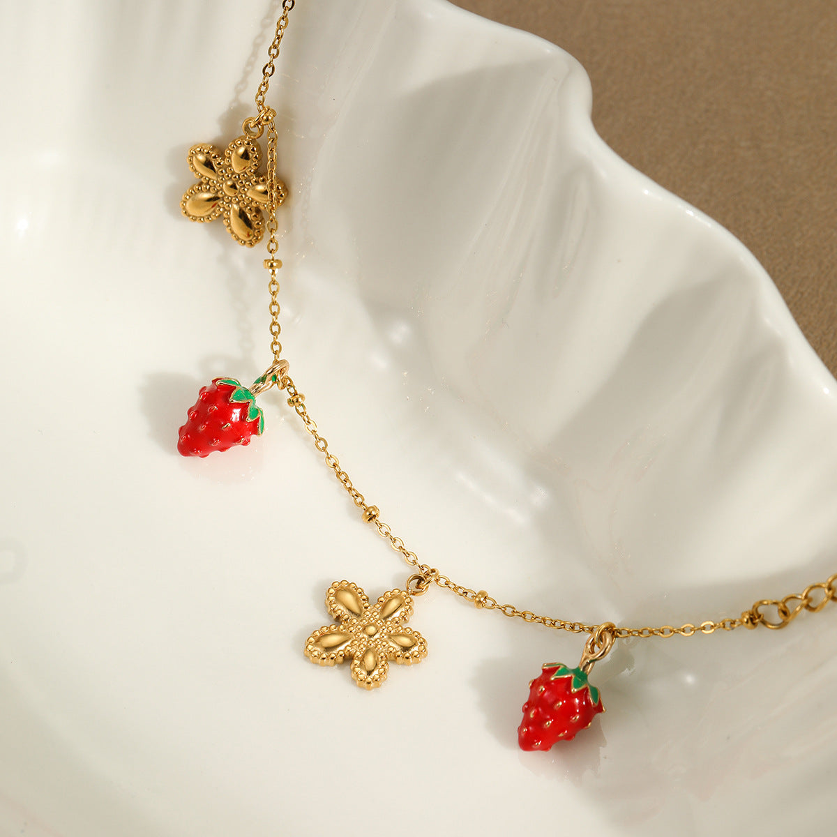 Fashionable Strawberry Fruit-Shaped Stainless Steel Bracelet with 18K Gold Plating for Women