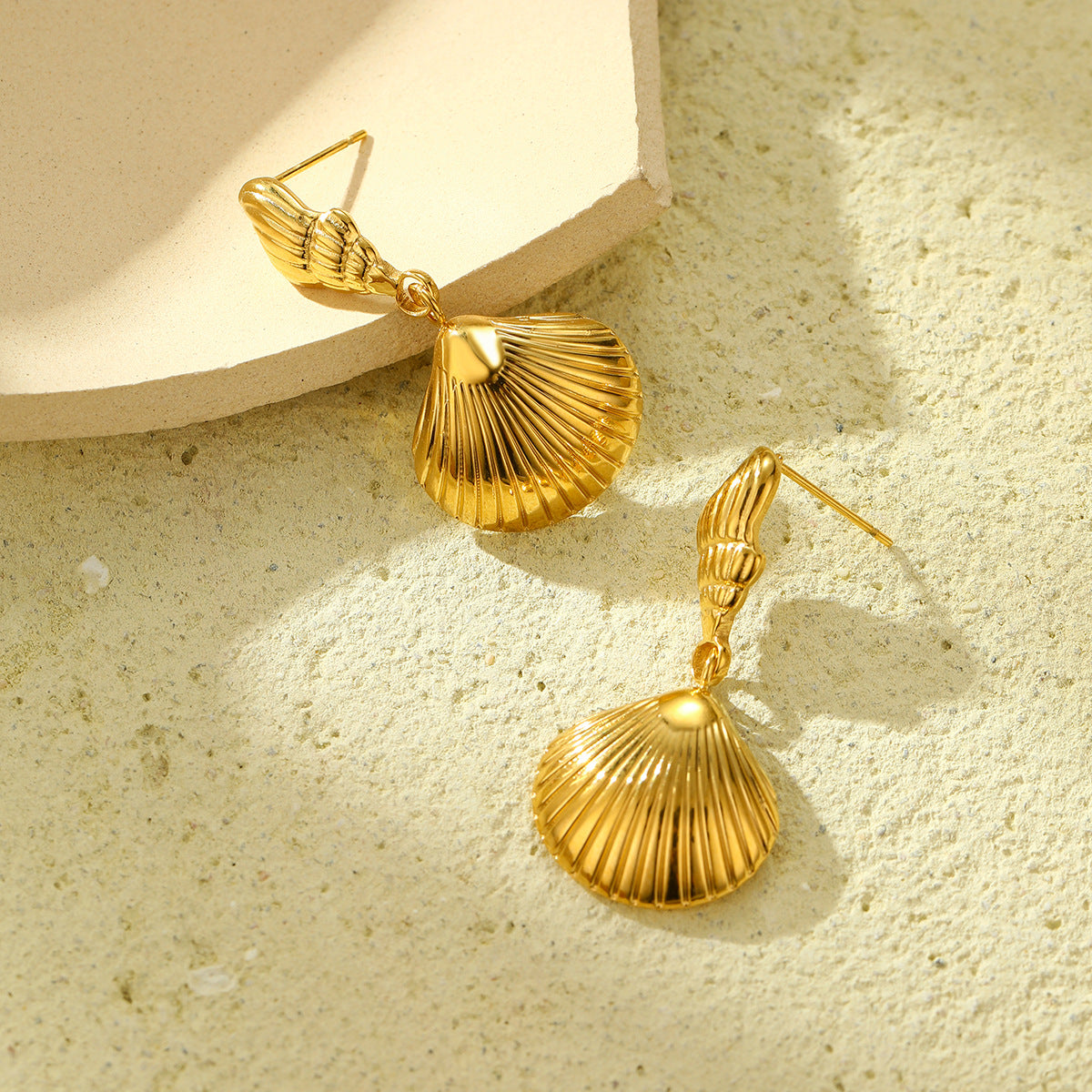 Pendientes minimalistas de acero de titanio con forma de concha para mujer con acabado chapado, joyas de oreja de lujo ligero para la moda de verano