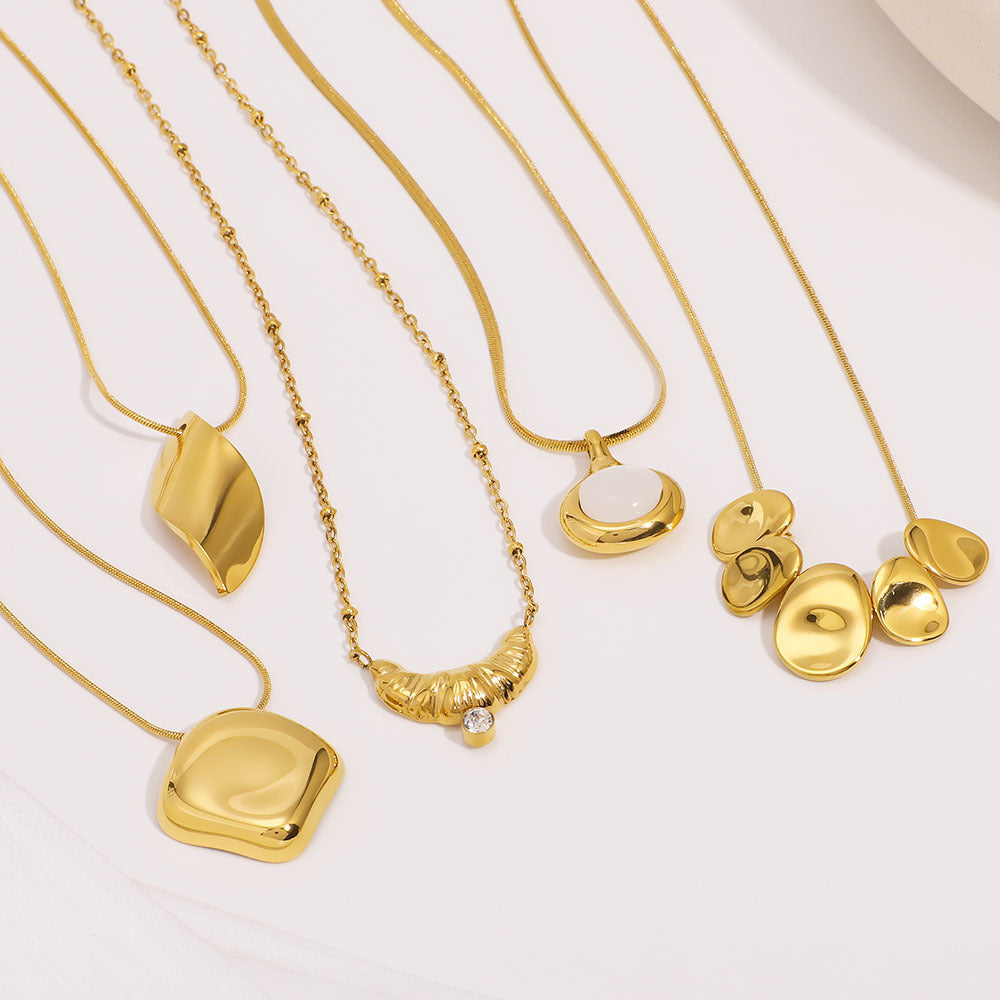 Collana Minimalista con Ciondolo Geometrico in Acciaio al Titanio con Placcatura in Oro 18K su Catena O per Donna