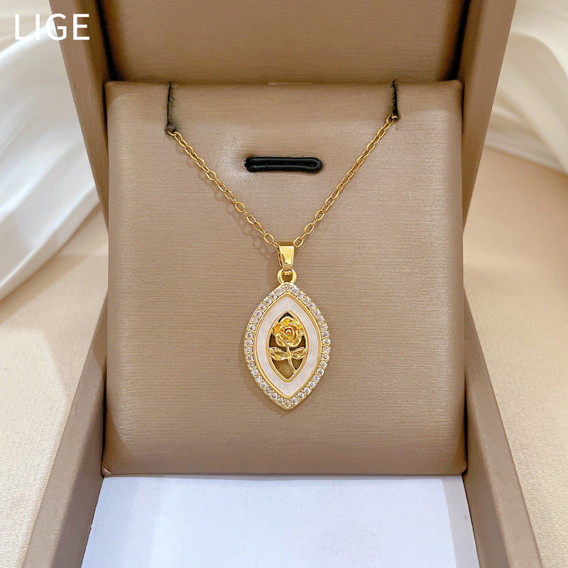 Collana da donna in acciaio al titanio con rosa geometrica e diamanti, intarsio di strass e delicata catena a medaglione