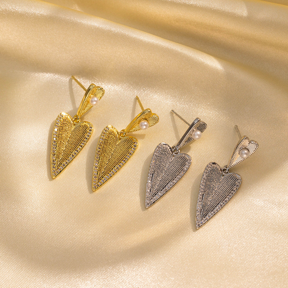 Orecchini a perno minimalisti e moderni a forma di cuore in acciaio al titanio con placcatura in oro vero e accento di perla ipoallergenica