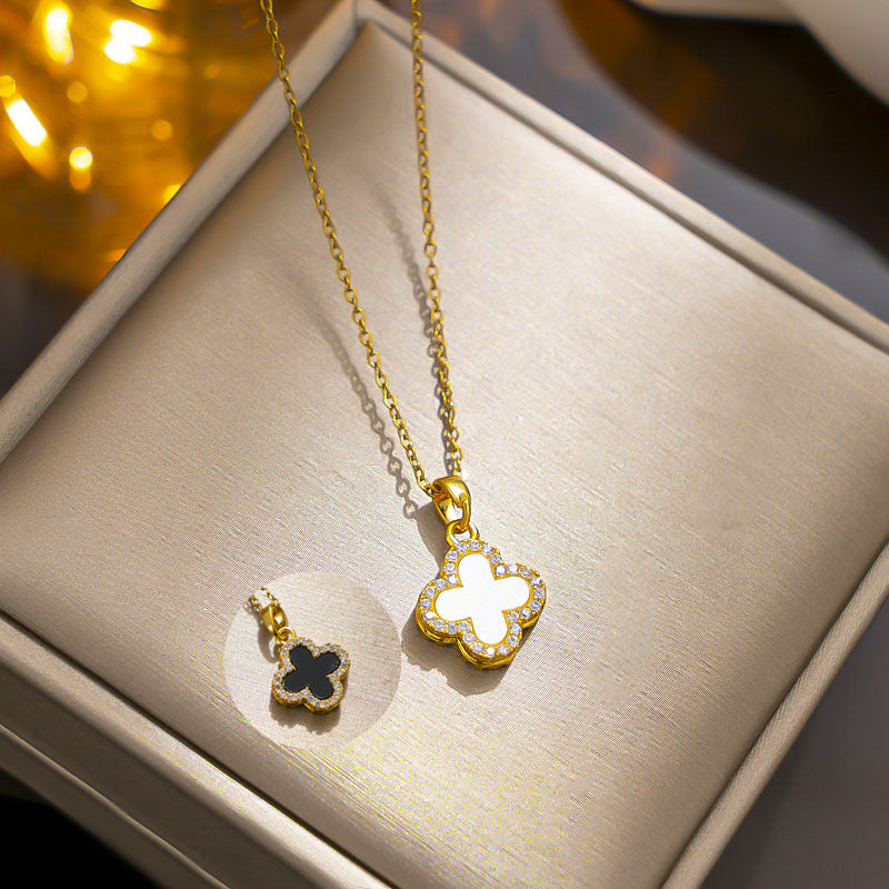 Collana da donna minimalista a forma di trifoglio in acciaio al titanio con intarsio di strass e finitura placcata