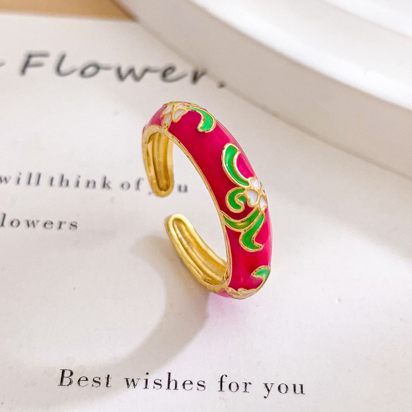 Anillo ajustable minimalista de latón chapado en oro con motivos florales para mujer