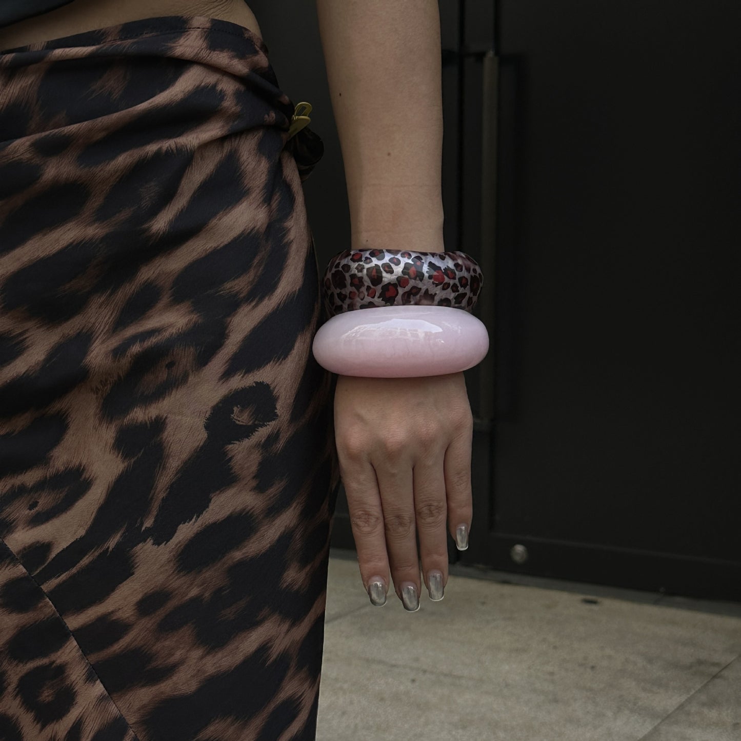 Braccialetto placcato in resina elegante rotondo con stampa geometrica leopardata