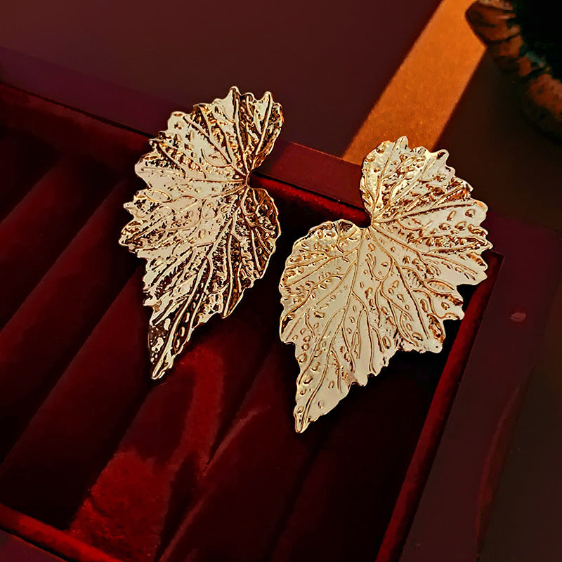 Pendientes colgantes de metal con acabado chapado, diseño floral geométrico de corazón, estilo vintage chic para mujer