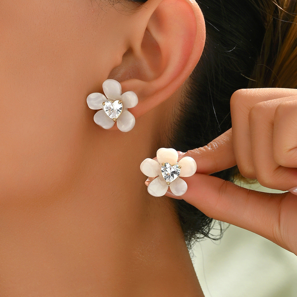 Pendientes Minimalistas de Diseño Floral Fresco con Diamantes de Imitación para Mujer con Base de Cobre y Postes de Acero Inoxidable