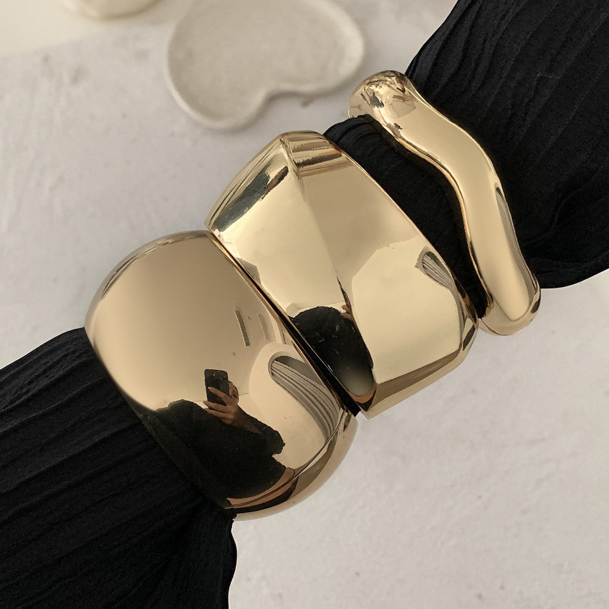 Pulsera de metal ancha ondulada irregular exagerada con diseño de muelle pulido y líneas geométricas