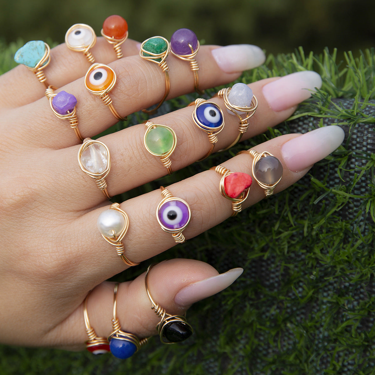Anillo rústico de cobre hecho a mano con forma geométrica irregular e incrustaciones de cristal para mujer
