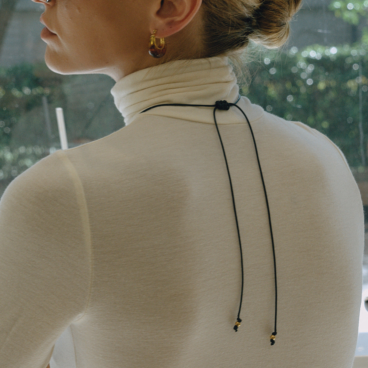 Collana con Ciondolo in Resina Ambra Geometrica alla Moda da Donna con Catena in Acciaio Inossidabile e Ciondolo in Acciaio al Titanio, Finitura Galvanizzata