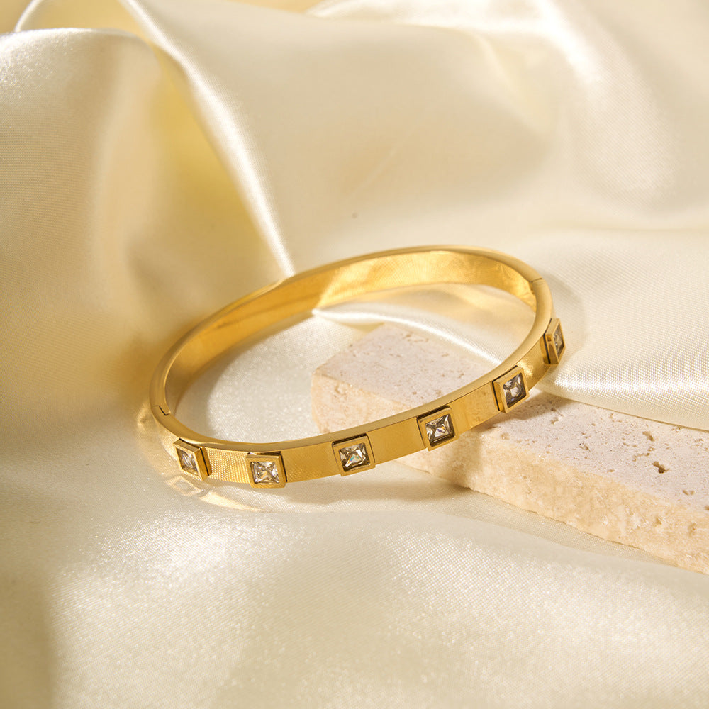 Bracciale Geometrico in Acciaio Inossidabile Stile INS con Placcatura Oro 18K e Intarsio Zirconi, Accessorio di Moda Ipoallergenico