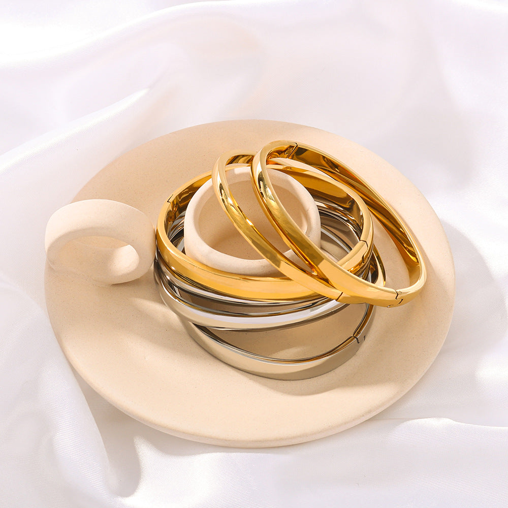 Bracciale Minimalista in Acciaio al Titanio con Finitura Liscia Placcata Sottovuoto, Design Rotondo e Sferico