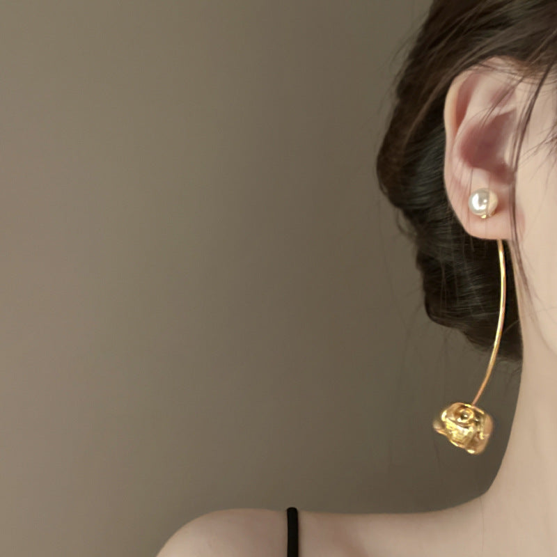 Orecchini a perno da donna minimalisti con perle, motivi floreali e geometrici, e perni in acciaio placcato