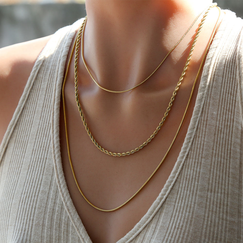 Collar de clavícula minimalista geométrico de titanio y acero de triple capa con baño de oro de 18K para mujer