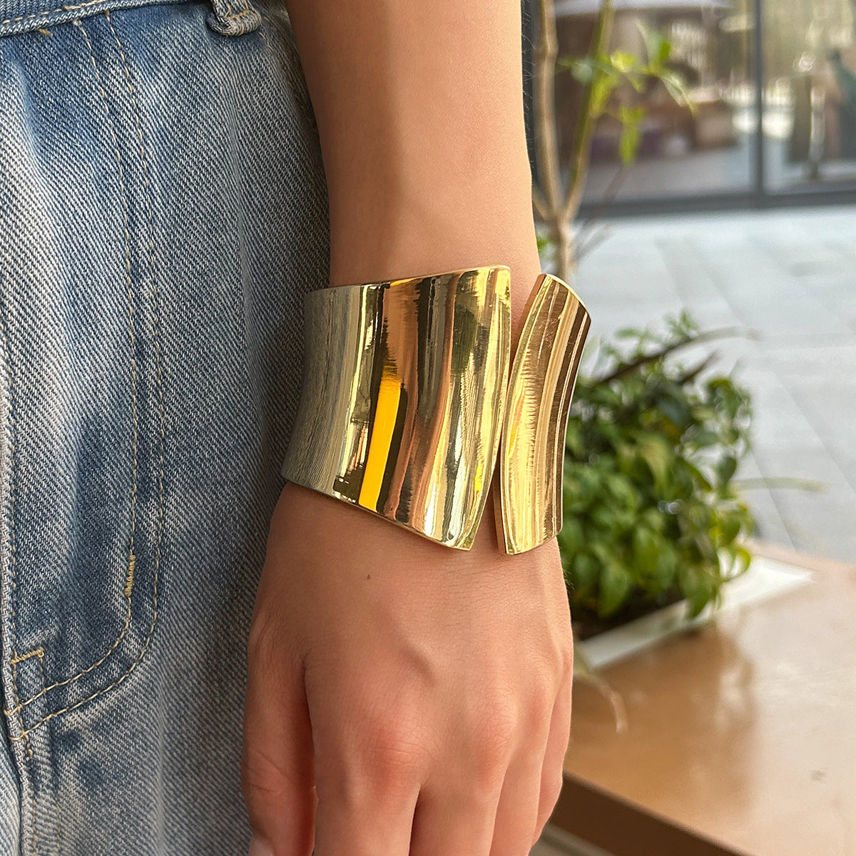 Bracciale largo a molla concavo lucido in stile punk da donna, in lega, regolabile