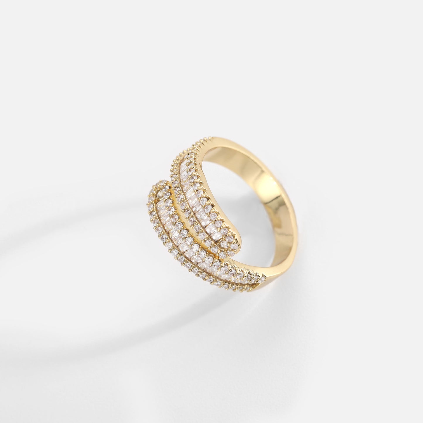 Anello aperto da donna in ottone placcato oro 18K sottovuoto con zirconi geometrici lucidi