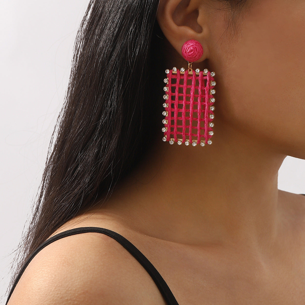 Orecchini in rafia intrecciata con ritagli geometrici da donna con dettagli in strass, stile fresco e minimalista per le vacanze