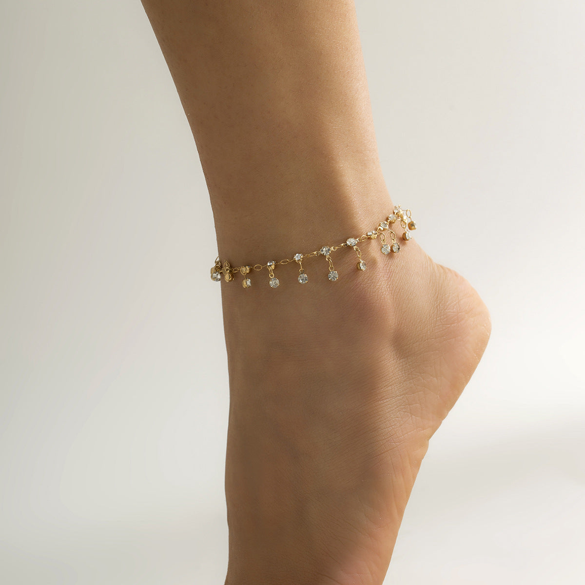 Cadena Corporal de Bikini Geométrica Minimalista para Mujer con Acentos de Pedrería y Detalle de Borla en Metal