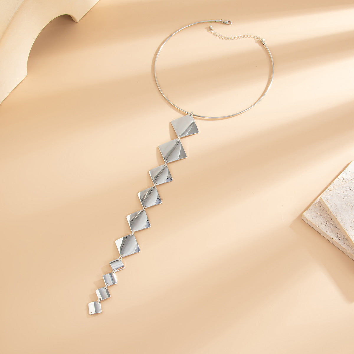 Collana Girocollo Esagerata Geometrica Tonalità Fredde con Texture Martellata e Pendente a Frange da Donna
