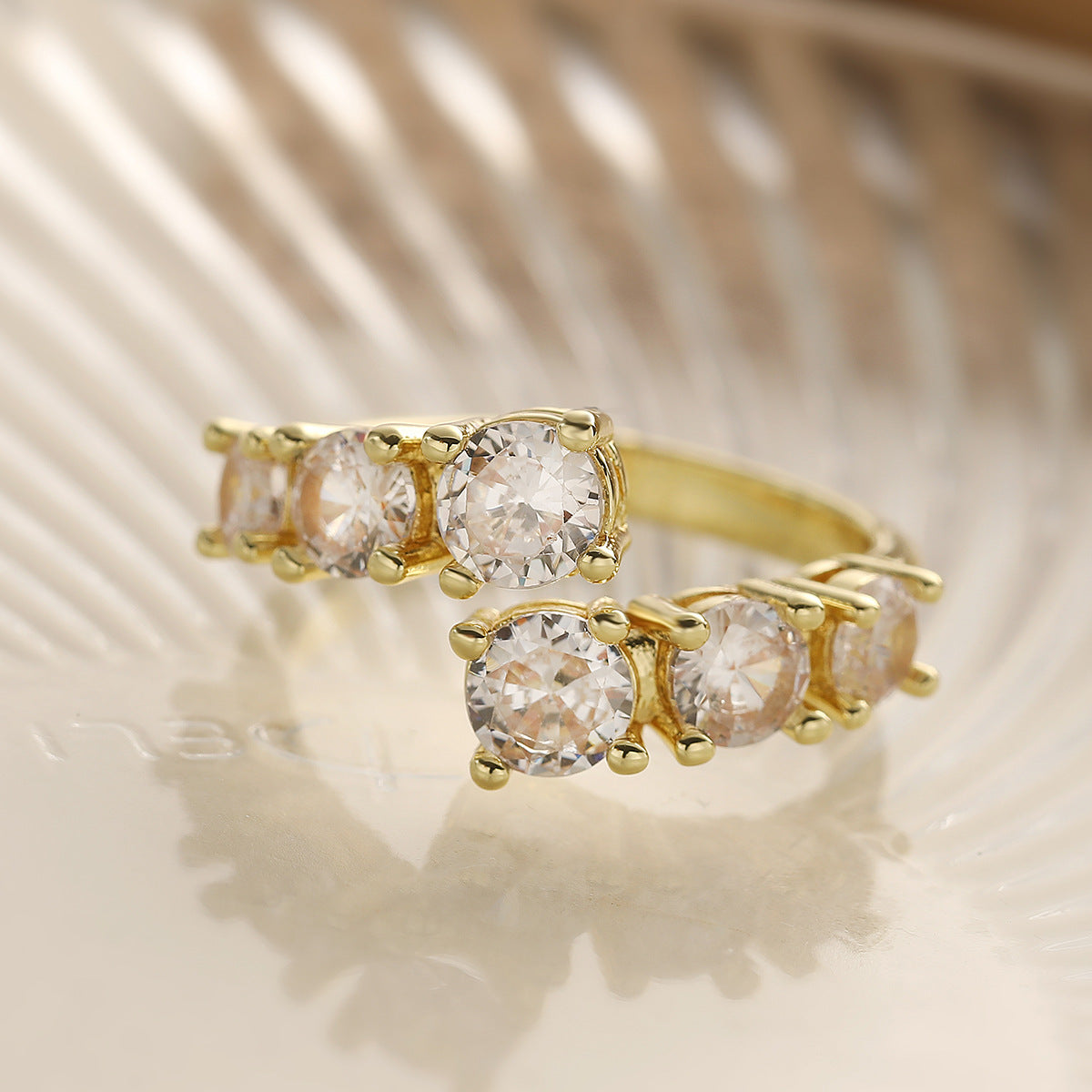 Anello aperto geometrico minimalista da donna in rame con zirconia micro-pavé