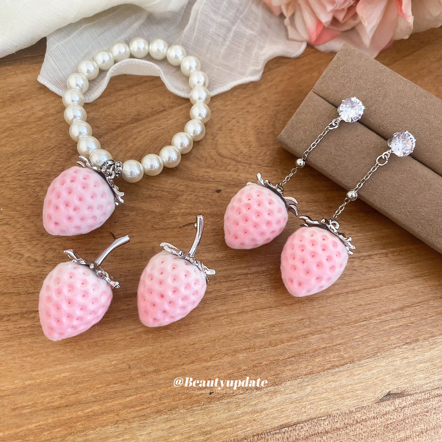 Elegante Conjunto de Pendientes de Resina con Forma de Fresa y Collar de Clavícula con Acabado Chapado para Mujer