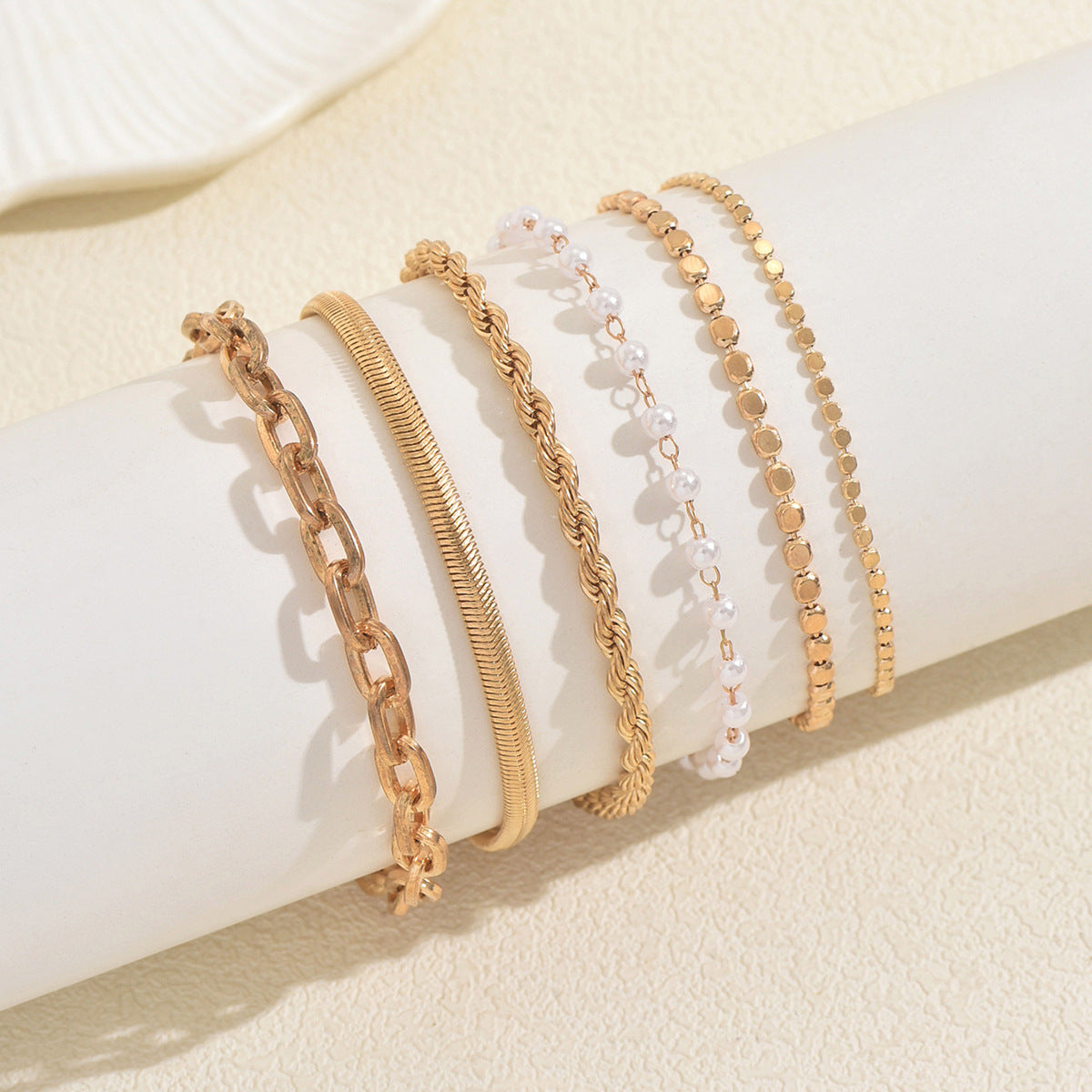 Set di bracciali geometrici intrecciati in lega da donna con finitura placcata, alla moda per l'uso quotidiano