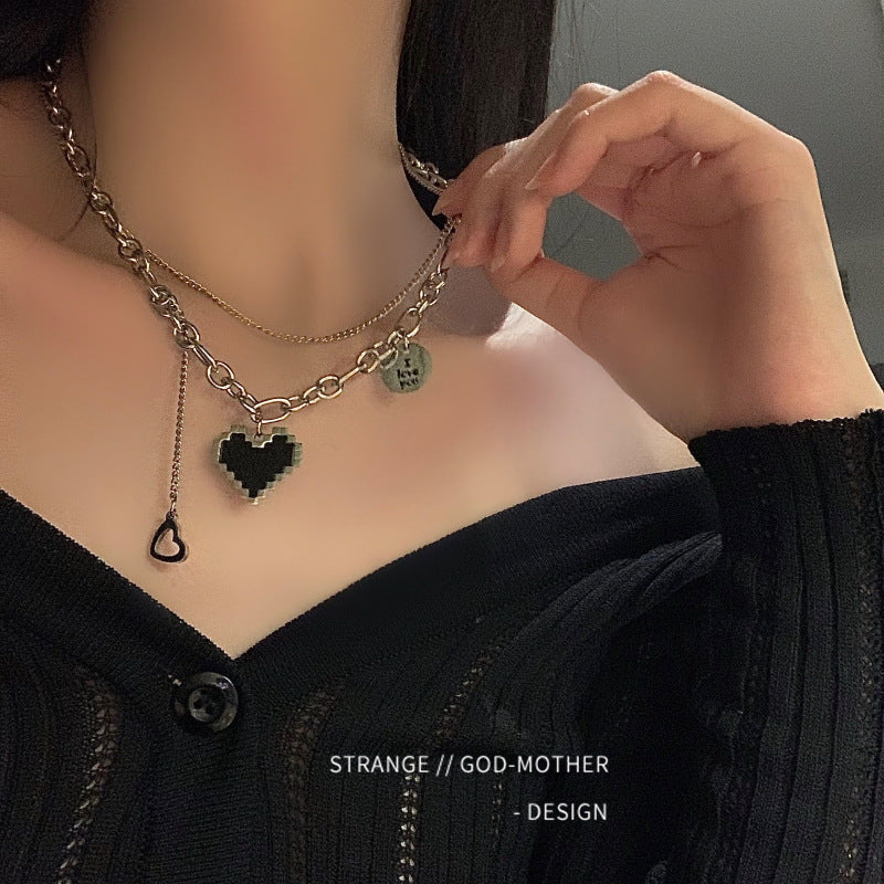 Collana con ciondolo a cuore nero a doppio strato minimalista in acciaio al titanio con finitura smaltata per donna e uomo