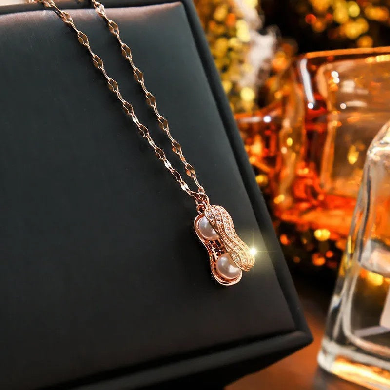 Collar con colgante minimalista de acero de titanio con forma de cacahuete y circonitas para mujer