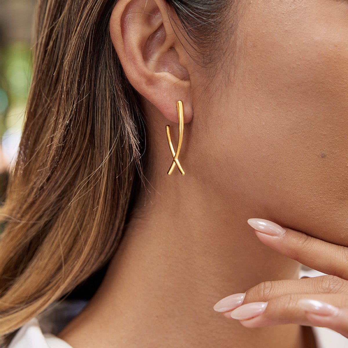 Orecchini da donna placcati oro 18 carati in acciaio inossidabile con linea geometrica minimalista di lusso