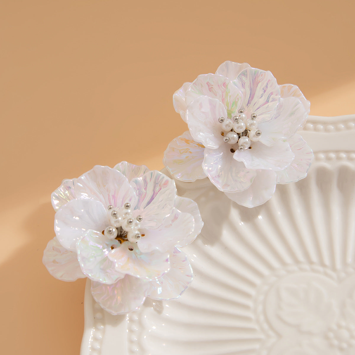 Orecchini a perno geometrici floreali dolci e audaci da donna con accenti di perle finte e design 3D traslucido a conchiglia