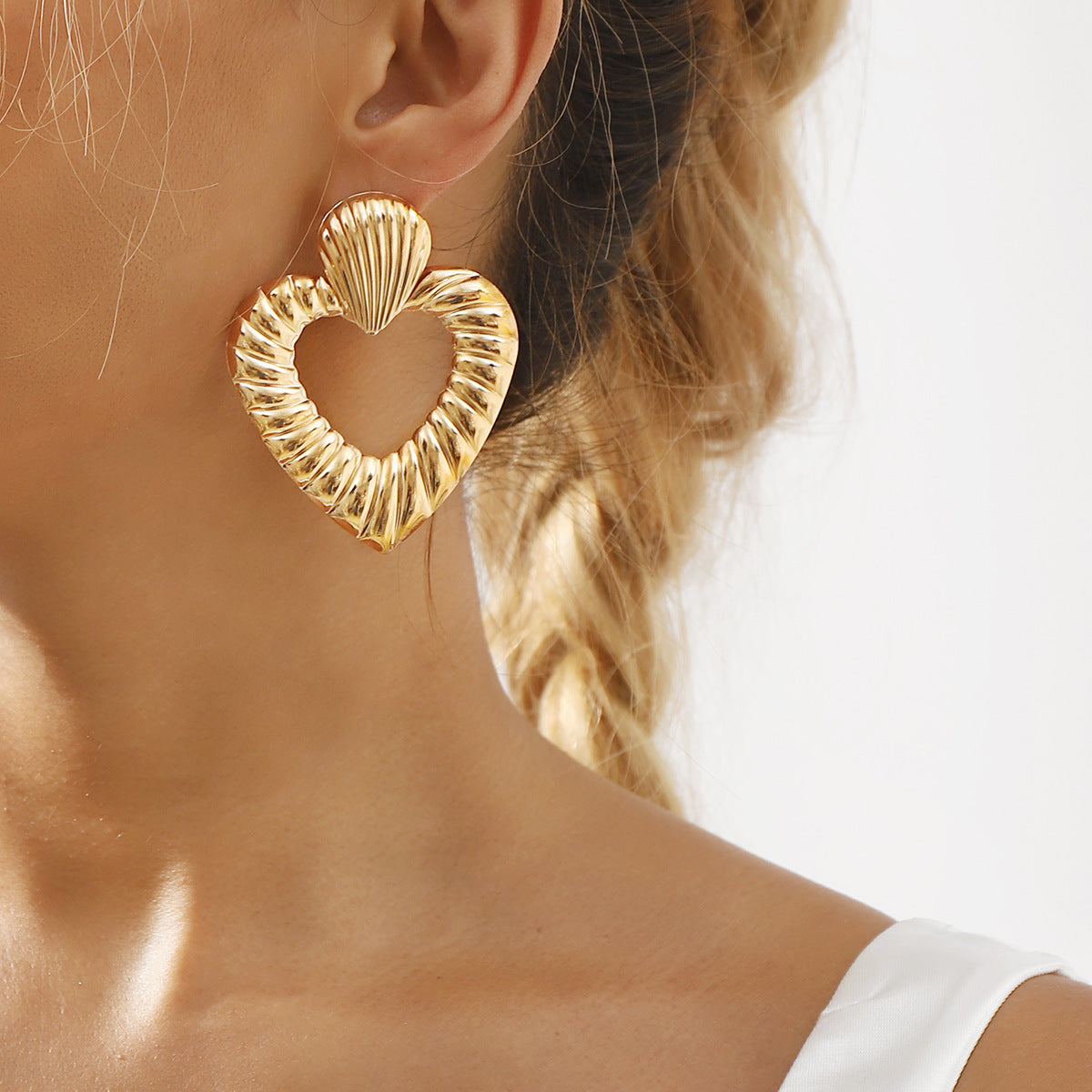 Orecchini a Perno Minimalisti a Forma di Cuore in Ferro con Finitura Elettrodeposita per Donna