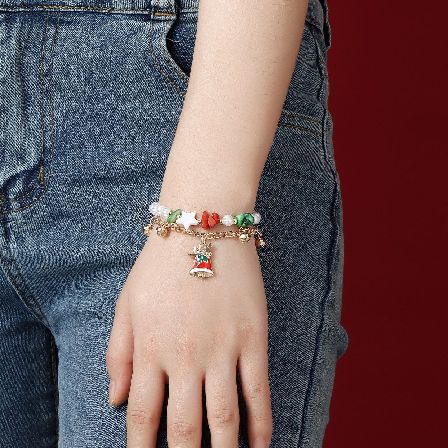 Bracciale a doppio strato con ciondoli geometrici minimalistici a forma di stella e campana, con accenti di pietre naturali e perle su cordino, finitura galvanizzata