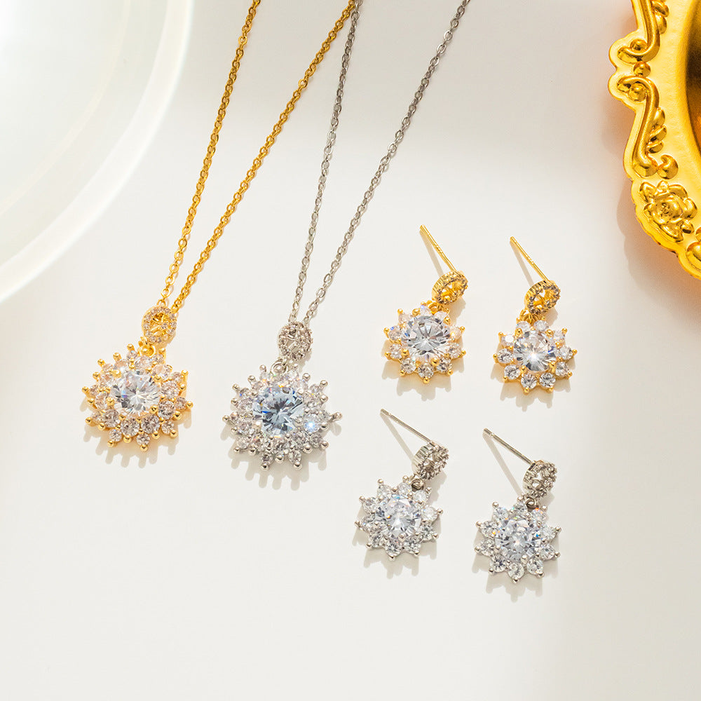 Collana di Lusso a Fiore in Cristallo Geometrico Dorato da Donna Realizzata in Acciaio al Titanio con Finitura Placcata