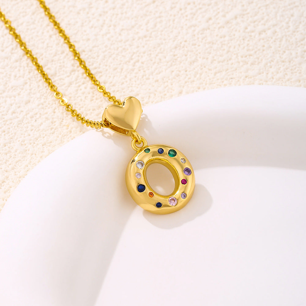 Elegante collana con ciondolo a lettera e cuore da donna in acciaio inossidabile con catena a maglie e dettagli a micro-pavé