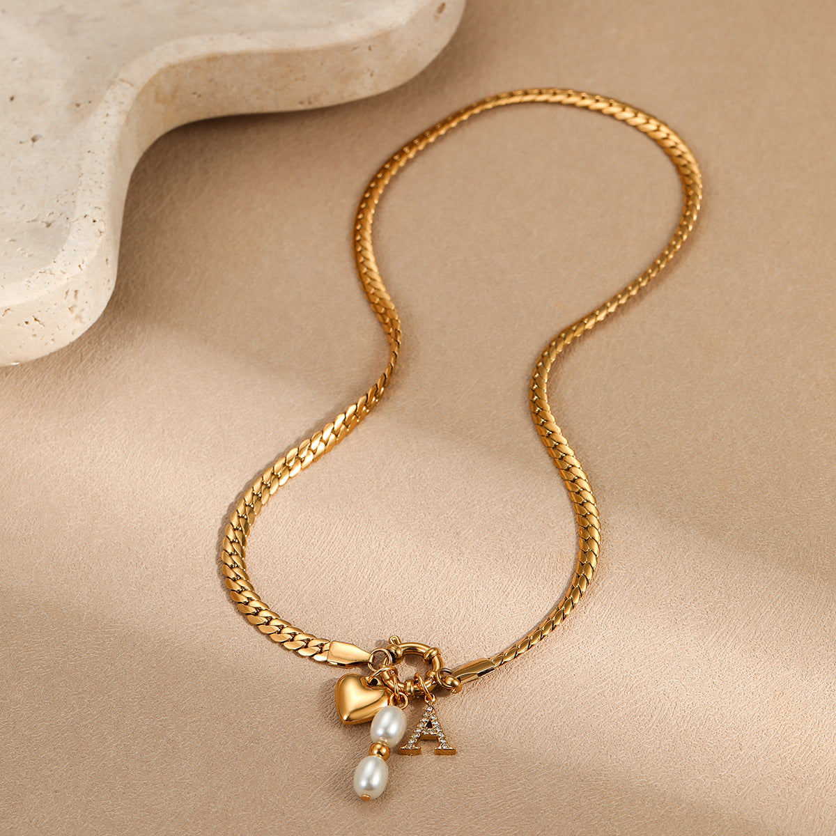 Collana da donna alla moda con ciondolo a cuore con lettera, geometrico, con perle in acciaio inossidabile placcato oro 18 carati