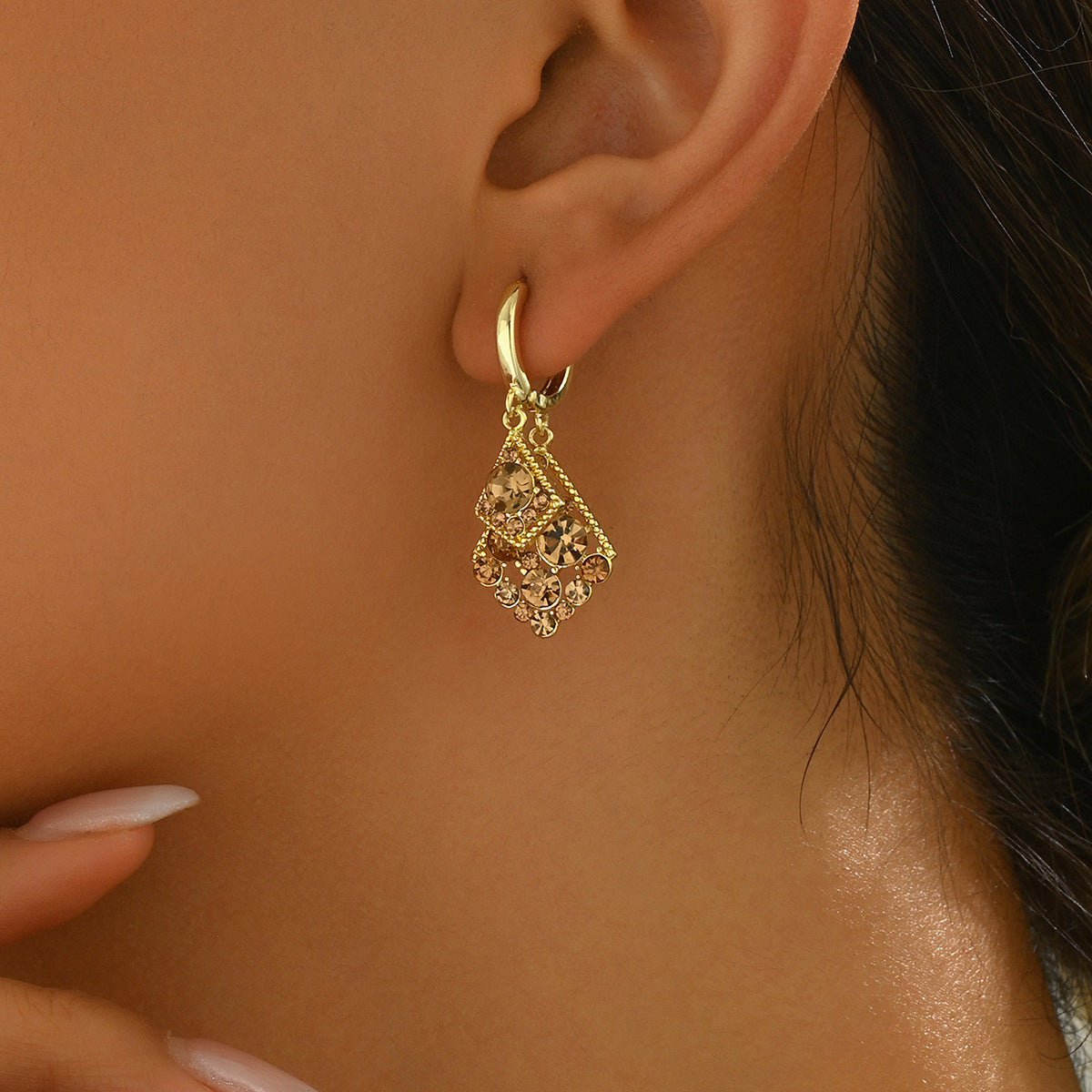 Orecchini minimalistici a rombo in lega di zinco con intarsio di strass e perni in acciaio inossidabile da donna