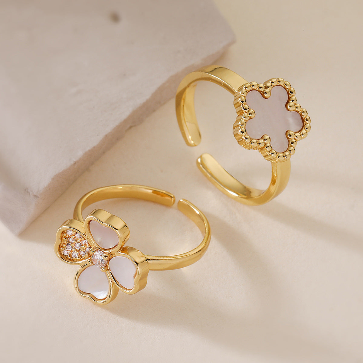 Anello da donna aperto, minimalista, geometrico, a forma di fiore, in rame con finitura placcata