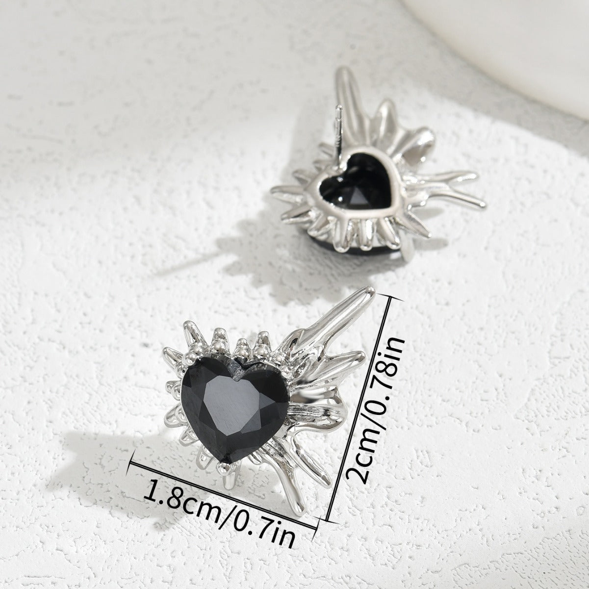 Orecchini a Cuore Minimalisti in Rame con Intarsio in Zircone Nero e Perno in Acciaio Inox