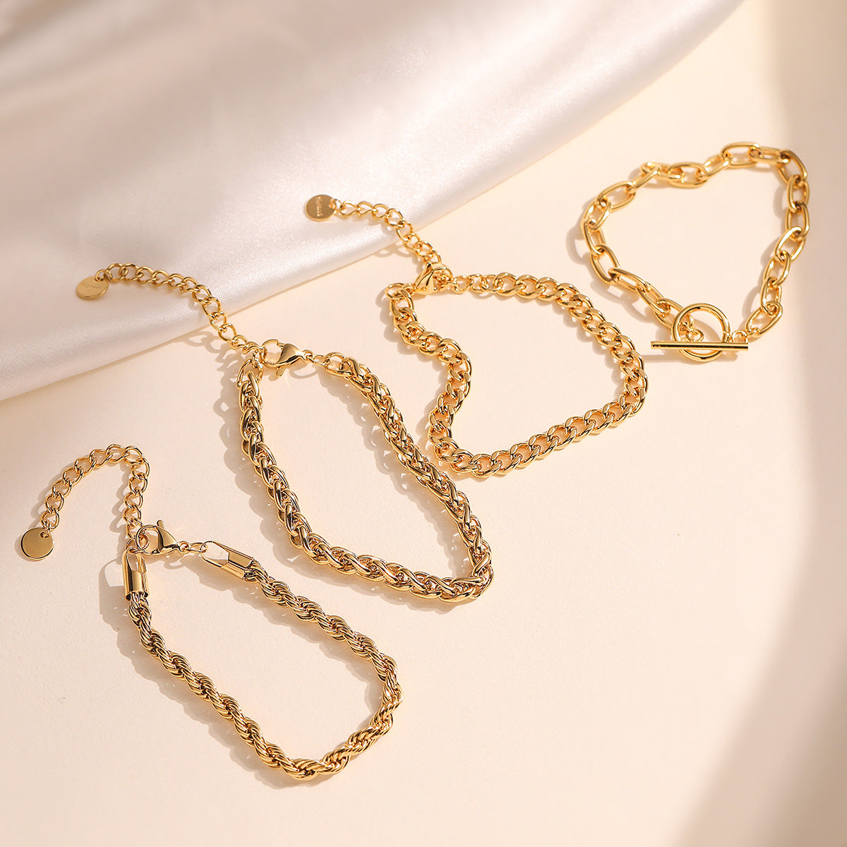 Pulsera de acero inoxidable geométrica minimalista para mujer con baño de oro de 18 quilates y detalles microincrustados