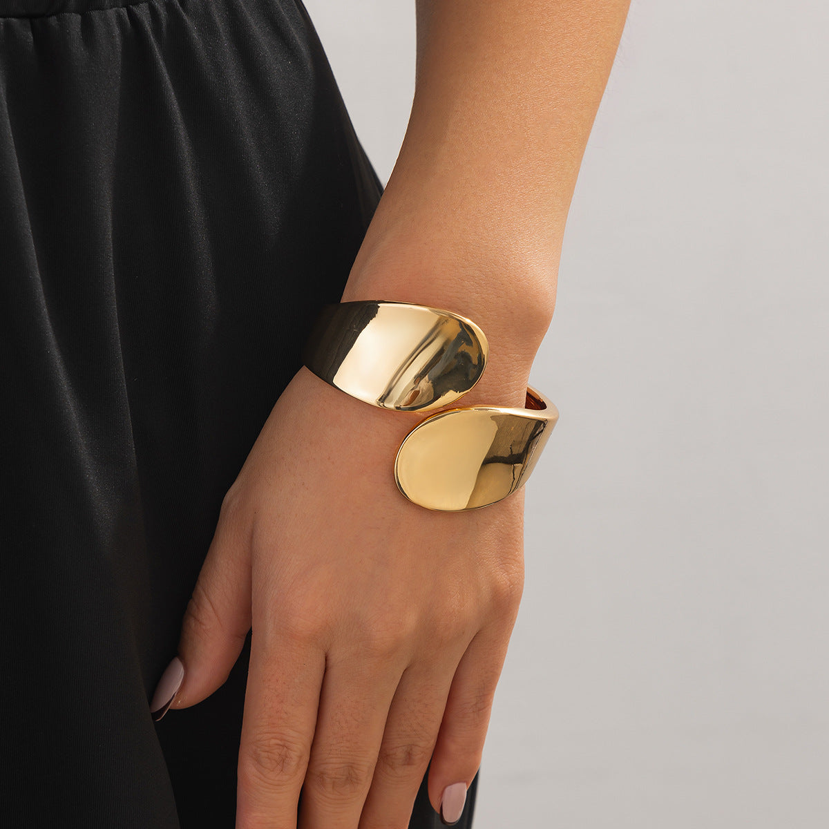 Pulsera de espiral irregular estilo punk para mujer, fabricada en aleación con acabado chapado